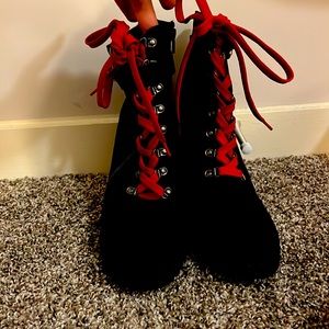 Cute winter boots with red shoe lace. Dress it up or down